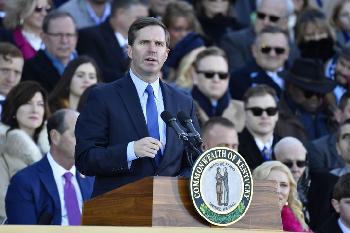 Andy Beshear s'adresse à la foule réunie à Frankfort (Kentucky) pour assister à sa prestation de serment en tant que gouverneur, le 12 décembre 2023 (TIMOTHY D. EASLEY / SIPA)