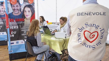 Une bénévole lors d'une collecte de don de sang organisée par l’Etablissement Français du Sang (EFS), à Poitiers (Vienne), le 23 septembre 2022. (JEAN-FRANCOIS FORT / HANS LUCAS)