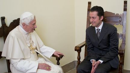 Le pape Beno&icirc;t XVI et son majordome Paolo Gabriele dans la prison du Vatican le 22 d&eacute;cembre 2012. (OSSERVATORE ROMANO / AFP)