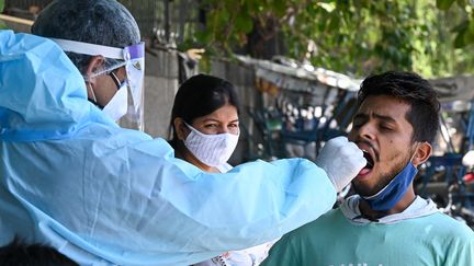 Un soignant&nbsp;réalise un test Covid à New Delhi (Inde), le 27 mai 2021. (PRAKASH SINGH / AFP)