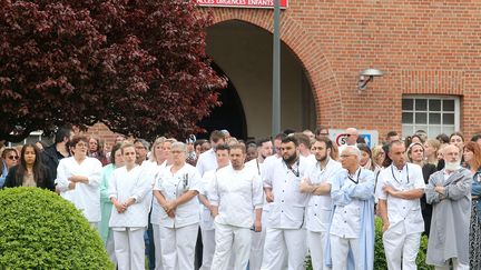 Le personnel du CHU de Reims au moment de l'hommage à l'infirmière tuée suite à une attaque au couteau. 23 mai 2023 (FRANCOIS NASCIMBENI / AFP)