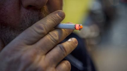 Un homme inhale une bouffée de cigarette, le 2 octobre 2021 à Munich (Allemagne). (FINN WINKLER / DPA / AFP)