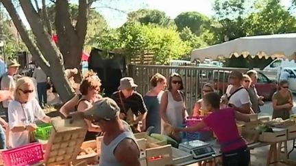 France deux s'est intéressée aux plus beaux marchés de France. Ce lundi, une équipe s'est rendue dans le Luberon à Lourmarin. Une particularité dans ce marché, un atelier cuisine est proposé au milieu des producteurs locaux. (FRANCE 2)