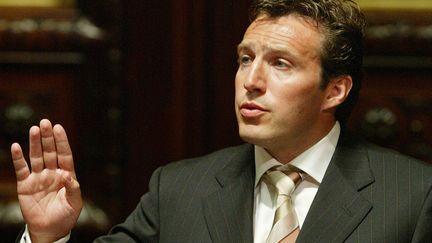 Marc Wilmots pr&ecirc;te serment au S&eacute;nat, &agrave; Bruxelles (Belgique), le 5 juin 2003. (REUTERS)