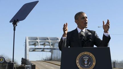 &nbsp; (Barack Obama devant le pont Edmund Pettus à Selma, traversé il y a 50 ans © Reuters-Jonathan Ernst)