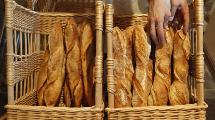 A N&icirc;mes (Gard), le prix de la baguette oscille entre 80 et 90 centimes d'euro. La boulangerie discount propose du pain &agrave; moiti&eacute; prix, &agrave; 40 centimes d'euro. (VINCENT KESSLER / REUTERS)