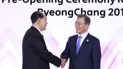 Kim Yong Nam et Moon Jae-in (à droite) (- / YONHAP)