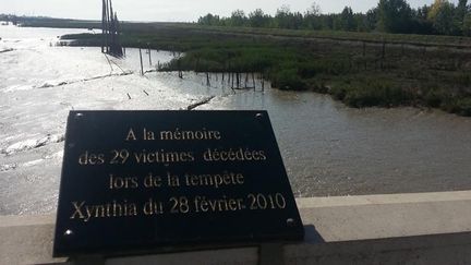  (Sur le pont de La Faute-sur-Mer, une plaque en hommage aux victimes de Xynthia © Corinne Audouin/Radio France)