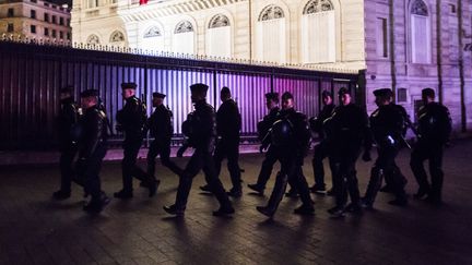 Des policers patrouillent sur les Champs-Elysées, à Paris, le 31 décembre 2015. (FLORIAN DAVID / AFP)