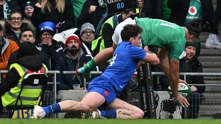 Damian Penaud tente de pousser hors des limites du terrain son vis-à-vis James Lowe, lors d'Irlande-France, le 11 février 2023. (PAUL ELLIS / AFP)