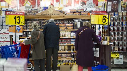 Des promotions dans un supermarché, à Montesson (Yvelines). (LIONEL BONAVENTURE / AFP)