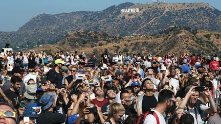 A Los Angeles, la foule s'est rassemblée dans un observatoire devant le signe "Hollywood" pour observer l'éclipse, le 21 août 2017. (RICHARD VOGEL/AP/SIPA / AP)