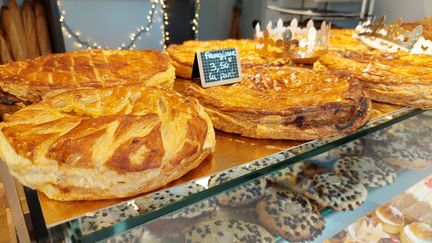 Les galettes des rois, en pâte feuilletée à la frangipane, envahissent encore les étals des boulangeries (dans le Sud, on trouve plutôt des couronnes briochées garnies de fruits confits). (CHRISTELLE CAILLOT / RADIO FRANCE)