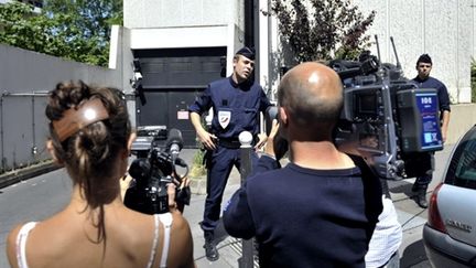 Des CRS devant le siège de la brigade financière, rue du Chateau des rentiers à Paris, le 8 juillet 2010