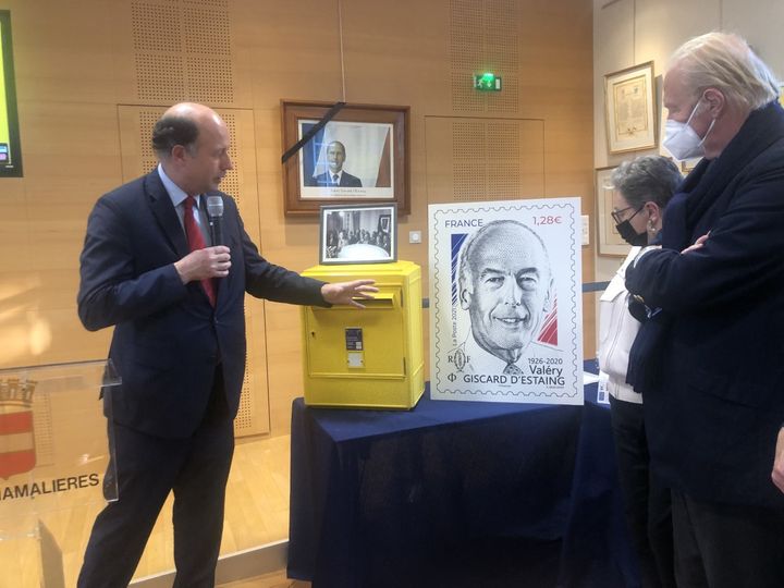 Le timbre commémoratif à l'effigie de l'ancien président Valéry Giscard d'Estaing a été inauguré vendredi 19 novembre à l'hôtel de ville de Chamalières (Puy-de-Dôme), dont il a été le maire&nbsp;de 1967 à 1974, en présence de son fils&nbsp;Louis Giscard d'Estaing, maire de la commune&nbsp;depuis 2005. (LOU MOMEGE / RADIO FRANCE)