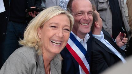 Marine Le Pen et Steeve Briois (D) &agrave; H&eacute;nin-Beaumont&nbsp;, e 14 septembre 2014. (STEPHANE VANSTEENKISTE / SIPA)