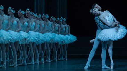 Héloïse Bourdon danse "Le lac des cygnes", avec Josua Hoffalt
 (Ann Ray/Opéra national de Paris)