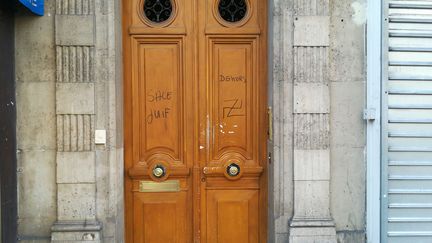 Des tags antisémites ont été découverts à Paris rue d'Alésia, le 21 février 2019.&nbsp; (ALEXANDRE HIELARD / AFP)