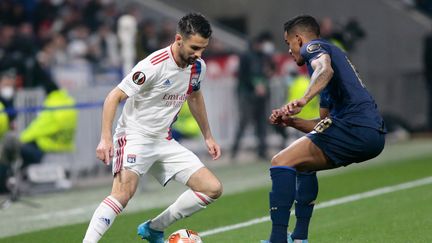 Léo Dubois défie la défense de Porto, le 17 mars 2022, en 8e de finale retour de Ligue Europa. (NDERIM KACELI / NURPHOTO)