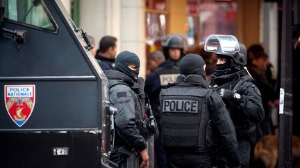 Des policiers en intervention à Paris le 1 mai 2012. (BERTRAND LANGLOIS / AFP)