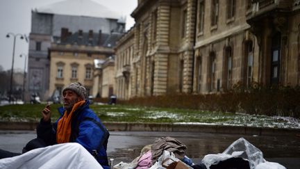 Un sans-abri dort dans la rue à Paris, le 1er mars 2018. (CHRISTOPHE SIMON / AFP)