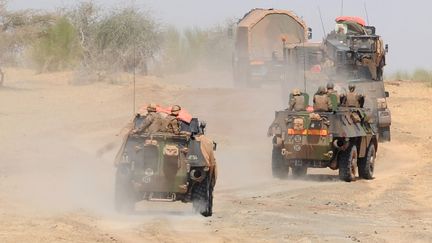 L'arm&eacute;e fran&ccedil;aise entre Tombouctou et Douanza (Mali), le 4 f&eacute;vrier 2013. (PASCAL GUYOT / AFP)