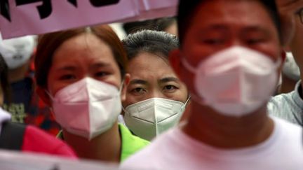  (Des résidents manifestent pour obtenir notamment leur relogement © REUTERS | Kim Kyung Hoon)