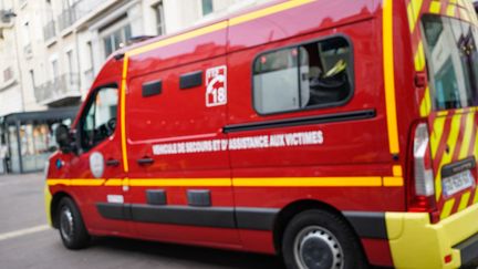 Un camion de pompiers à Grenoble, en août 2023 (illustration). (LAURE BOYER / HANS LUCAS / AFP)