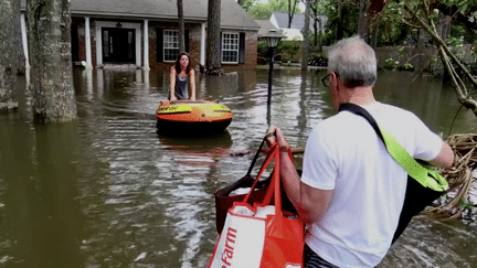 Clara et son père rentrent dans leur maison inondée de Houston, qu'ils ont dû quitter au plus fort de la tempête Harvey. (RADIO FRANCE / GILLES GALLINARO)