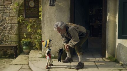 Geppetto s'adresse à sa marionnette dans "Pinocchio" de Robert Zemeckis, disponible sur Disney+.&nbsp; (WALT DISNEY COMPANY)