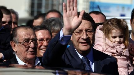 Nicos Anastasiades, nouveau pr&eacute;sident de Chypre, quitte un bureau de vote le jour du scrutin &agrave; Limassol (Chypre), le 17 f&eacute;vrier 2013. (YIANNIS KOURTOGLOU / AFP)