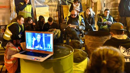 Des "gilets jaunes" écoutent attentivement l'allocution du président, Emmanuel Macron, le 10 décembre 2018.&nbsp; (MAXPPP)