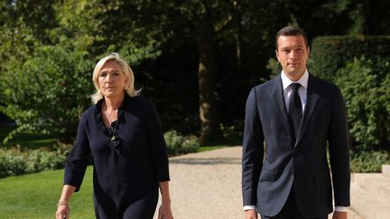 Les dirigeants du Rassemblement national (RN) Marine Le Pen (à gauche) et Jordan Bardella au palais de l'Elysée à Paris, le 26 août 2024. (TERESA SUAREZ / MAXPPP)