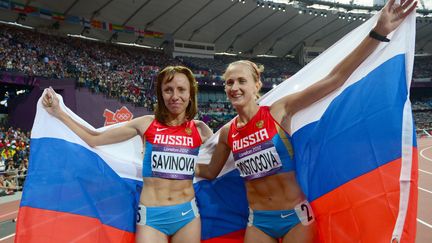 Les athl&egrave;tes russes Mariya Savinova (G), championne olympique du 800 m,&nbsp;et&nbsp;Ekaterina Poistogova (D), aux JO de Londres, le 11 ao&ucirc;t 2012. L'Agence mondiale antidopage demande leur suspension &agrave; vie. (FRANCK FIFE / AFP)