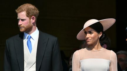 Le prince Harry et son épouse Meghan lors d'une garden party, à Londres, le 22 mai 2018. Il s'agit de leur première sortie officielle depuis leur mariage, qui a eu lieu le 19 mai 2018. (DOMINIC LIPINSKI / AFP)