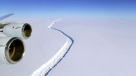 Photo aérienne de la crevasse qui lézarde Larsen C, au pôle Sud, le 10 novembre 2016. (JOHN SONNTAG/AP/SIPA / AP)