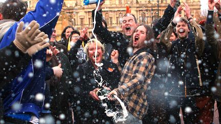 Manifestation de joie &agrave; l'annonce de la mort de l'ancienne Premi&egrave;re ministre britannique, Margaret Thatcher, &agrave; Glasgow (Royaume-Uni), le 8 avril 2013. (DAVID MOIR / REUTERS)