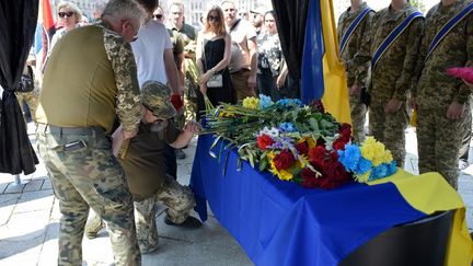 Des soldats ukrainiens rendent hommage à un commandant mort au combat, à Kiev (Ukraine), le 17 juillet 2024. (KANIUKA RUSLAN / NURPHOTO / AFP)