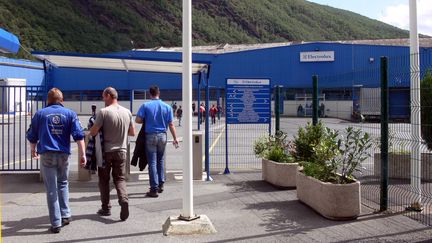 Des salari&eacute;s de l'usine Electrolux de Revin (Ardennes) prennent le chemin du travail, en 2011. (CELINE SOUHAMI / MAXPPP)