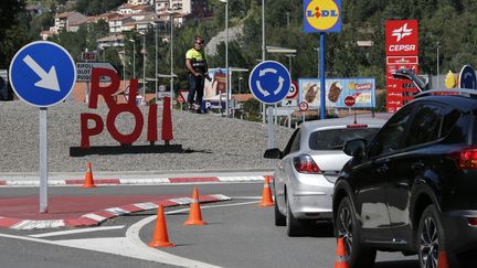 Un barrage policier à l'entrée de Ripoll (Espagne), le 20 août 2017.&nbsp; (PAU BARRENA / AFP)