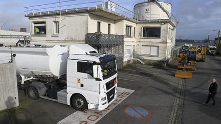 Un camion devant le dépôt pétrolier de Lorient (Morbihan), le 9 février 2024. (THIERRY CREUX / OUEST FRANCE / MAXPPP)