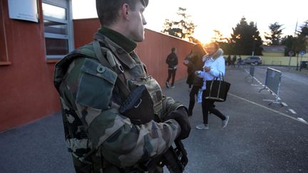 &nbsp; (Des militaires postés devant une école de Toulouse ©maxppp)