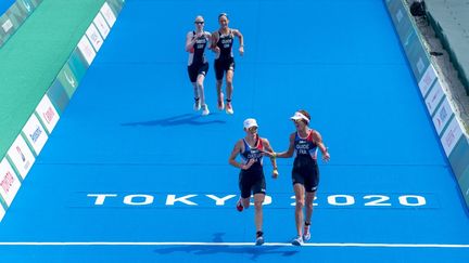 La&nbsp;Française Annouck Curzillat et sa guide Céline Bousrez&nbsp;ont remporté la médaille de bronze du triathlon féminin PTV1, samedi 28 août à Tokyo. (JOE TOTH / OIS/ IOC / AFP)