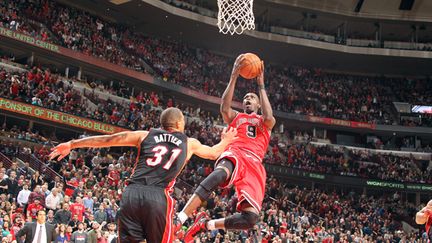 Luol Deng tente sa chance devant Shane Battier (NATHANIEL S. BUTLER / NBAE / GETTY IMAGES)