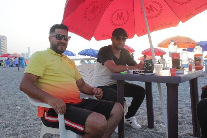 Aladin et son voisin Sofiane discutent sur la plage, lundi 24 juin 2019, à Alger. (CLEMENT PARROT / FRANCEINFO)