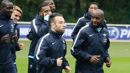 Lassana Diarra à l'entraînement des Bleus à côté de Mathieu Valbuena