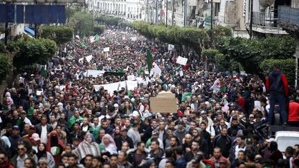 Une marée humaine a envahi les rues d'Alger et des grandes villes d'Algérie le 8 mars 2019 en demandant, pour le troisième vendredi consécutif, au président Abdelaziz Bouteflika de renoncer à un cinquième mandat. (BILLEL BENSALEM / APP / MAXPPP)