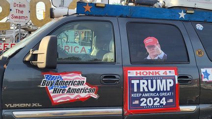 Une voiture d'un supporter de Donald Trump, dans le Michigan, en octobre 2024. (CLAUDE GUIBAL / FRANCEINFO / RADIOFRANCE)