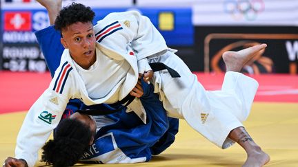 La Française Amandine Buchard face à la Suissesse Binta Ndiaye, durant les Mondiaux de judo 2022, le 7 octobre 2022 à&nbsp;Tachkent (Ouzbékistan).&nbsp; (KIRILL KUDRYAVTSEV / AFP)