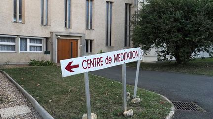 L'abbaye Sainte-Croix de Saint-Benoît à côté de Poitiers, où étaient en partie menés les essais cliniques "sauvages" sur 350 patients atteints de la maladie de Parkinson et&nbsp;Alzheimer. (GUILLAUME SOUVANT / AFP)